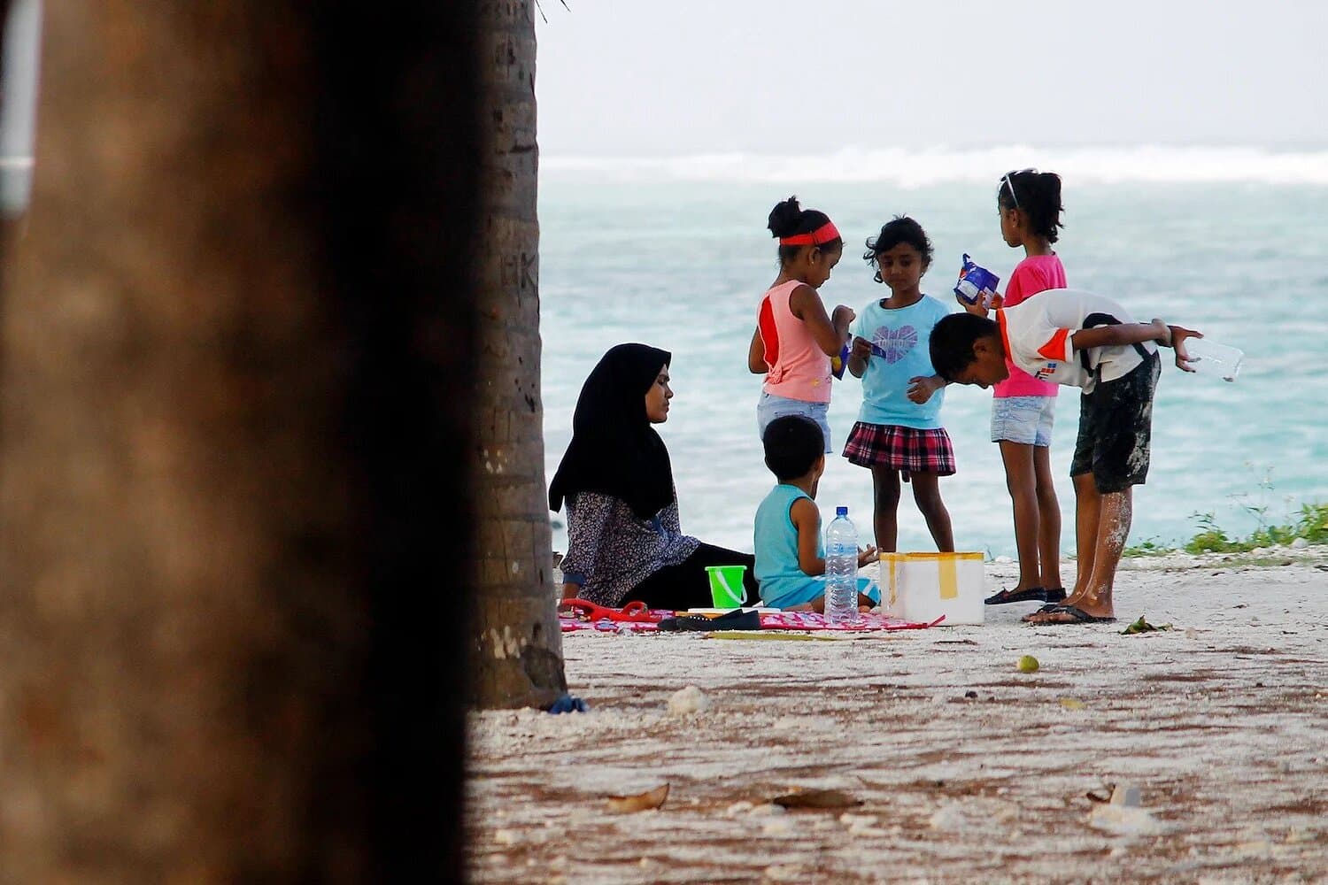 ކާރިސާތަކާއި ކުއްލި ހާލަތްތަކުގައި ކުޑަކުދިންނާއި އުމުރުން ދުވަސްވީ މީހުންނަށް އަޅާލުން